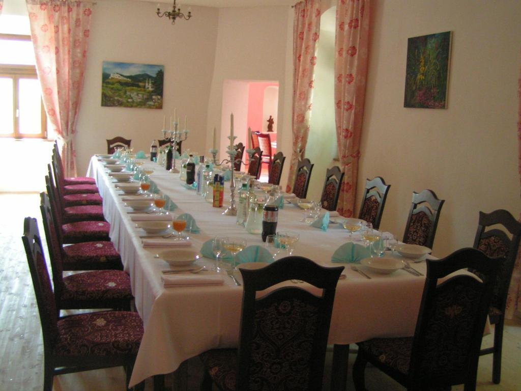 Hotel Kastiel Biela Dama A Cierny Rytier à Krompachy Extérieur photo