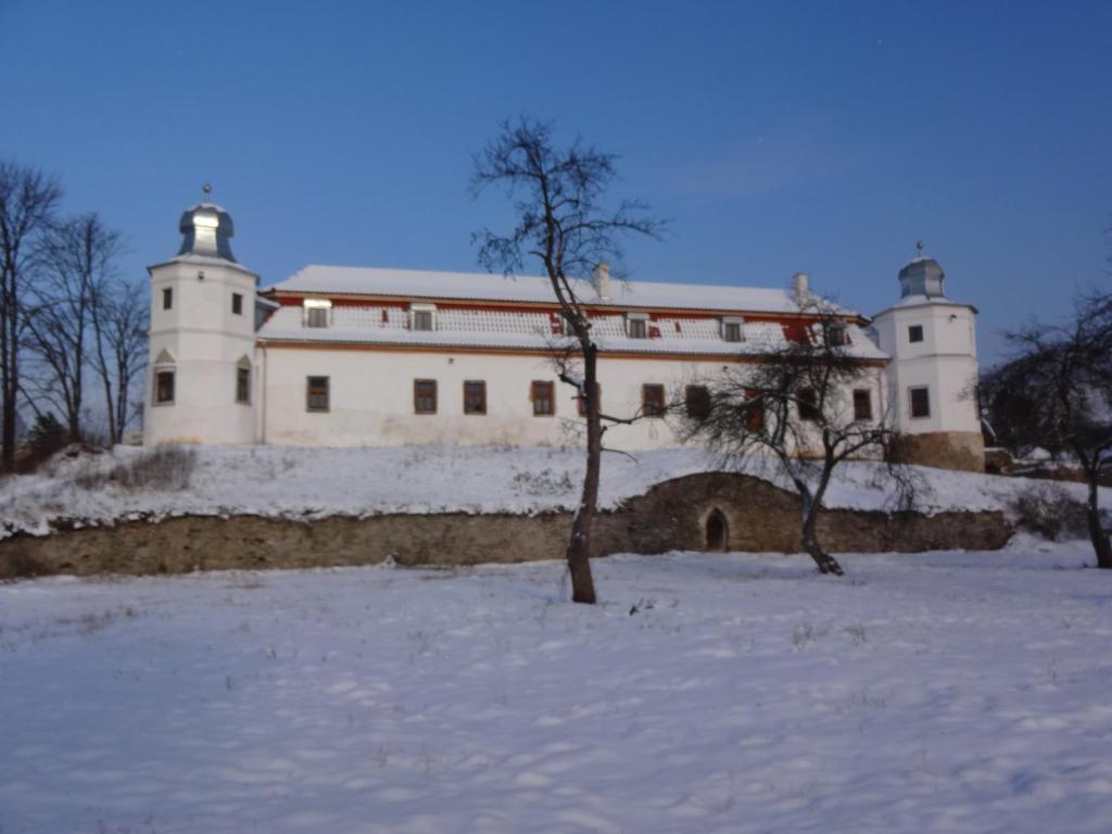Hotel Kastiel Biela Dama A Cierny Rytier à Krompachy Extérieur photo