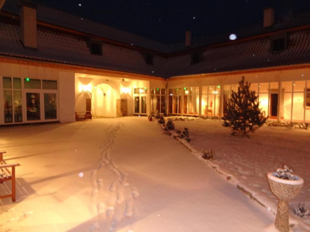 Hotel Kastiel Biela Dama A Cierny Rytier à Krompachy Extérieur photo